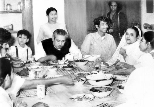 বিশ্বময়ীর আঁচল পাতা