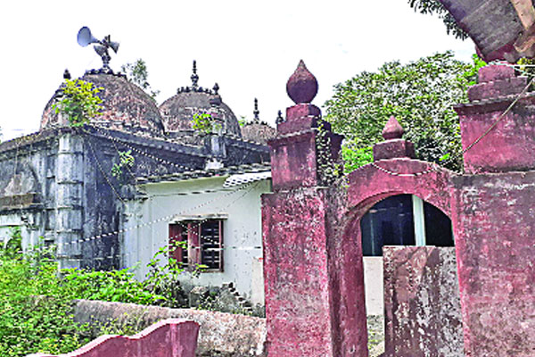 জলঢাকায় তিন গম্বুজ  দুই কাতার মসজিদ
