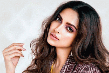 পারিশ্রমিক জটিলতায় সিনেমা থেকে বাদ পড়লেন দীপিকা!