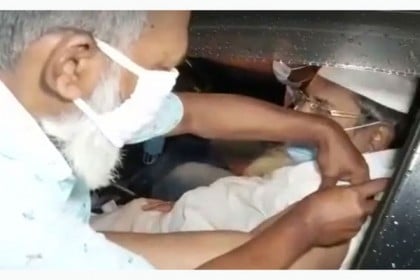 গাড়িতে বসেই করোনার টিকা নিলেন বাবুনগরী

