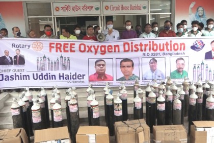 বরিশালে করোনা রোগীদের সেবায় অক্সিজেন সিলিন্ডার প্রদান
