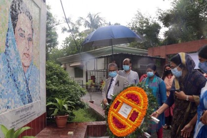 বঙ্গমাতার প্রতিকৃতিতে ঢাবি উপাচার্যের শ্রদ্ধা