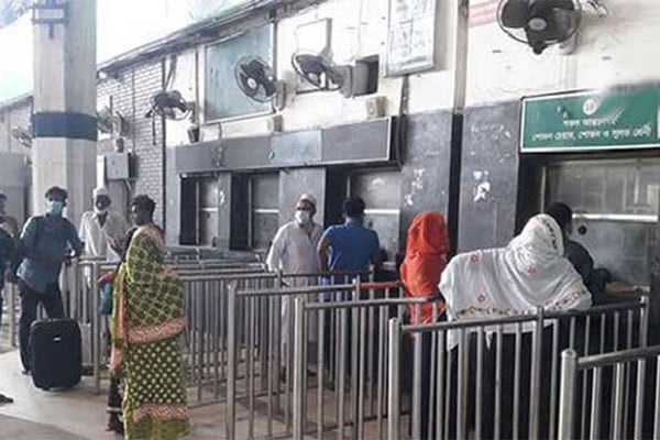 ট্রেনের টিকিট কাউন্টারে বিক্রি শুরু