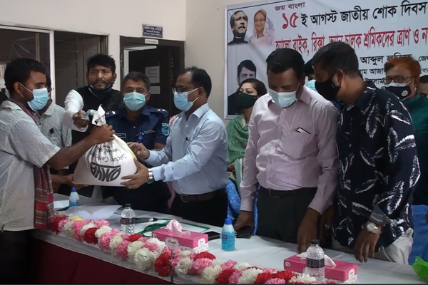 মানিকগঞ্জে পৌরসভার উদ্যোগে খাদ্য সহায়তা 