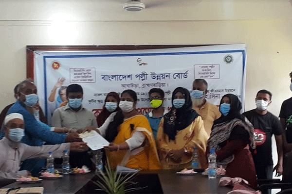 আখাউড়ায় করোনায় ক্ষতিগ্রস্ত ১০ উদ্যোক্তাকে প্রধানমন্ত্রীর প্রণোদনা প্রদান