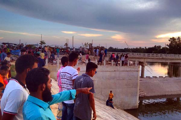 দিনাজপুরের গৌরীপুর ব্রিজ এলাকায় দর্শনার্থীদের উপচে পড়া ভিড়