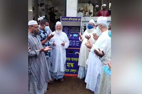 চট্টগ্রামে মাজার ও গির্জার সামনে বসানো হলো করোনা প্রতিরোধক বুথ