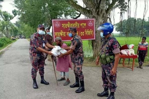 সাতক্ষীরায় করোনায় কর্মহীনদের মাঝে বিজিবির খাদ্য সহায়তা