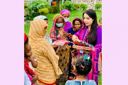 বঙ্গমাতার জন্মদিনে অসহায় নারীদের শাড়ি দিলেন ছাত্রলীগের তিলোত্তমা শিকদার