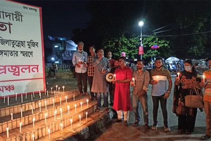 ঢাবিতে বঙ্গমাতার স্মরণে মুক্তিযুদ্ধ মঞ্চের মোমবাতি প্রজ্বলন