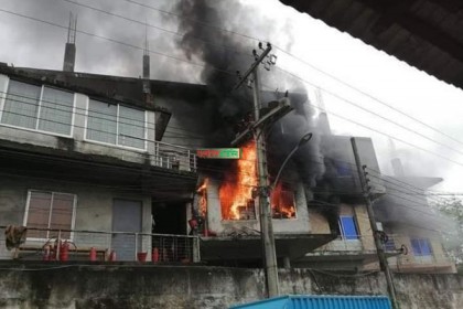 গাজীপুরে জুতার কারখানায় আগুন

