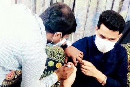 নিজ বাসায় বসে টিকা নিয়ে ফেসবুকে ছবি, যুবক আটক

