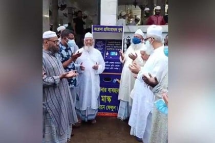 চট্টগ্রামে মাজার ও গির্জার সামনে বসানো হলো করোনা প্রতিরোধক বুথ