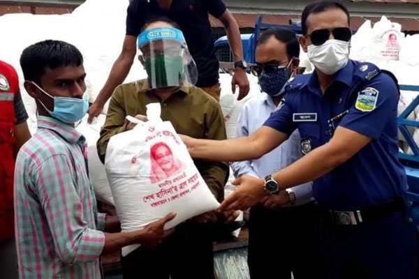নেত্রকোনায় সাড়ে ৬ লাখ মানুষের মাঝে নগদ অর্থ ও খাদ্যসামগ্রী বিতরণ