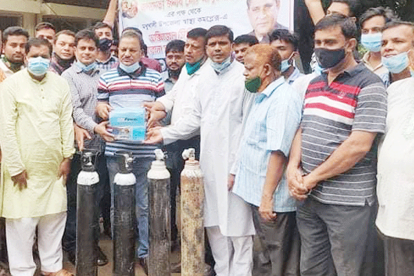 ফরিদপুরে অক্সিজেন সিলিন্ডার উপহার দিলো আওয়ামী লীগ