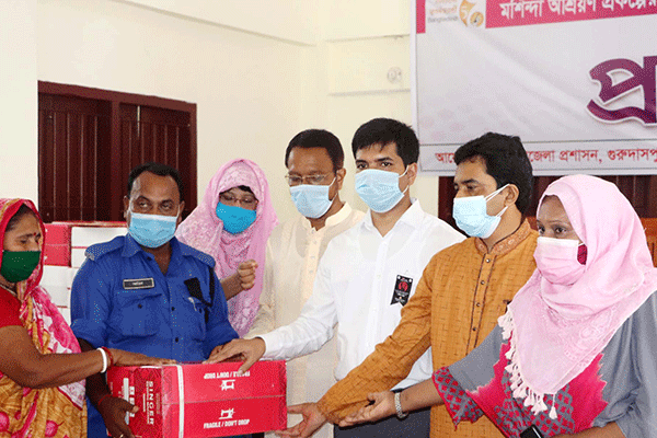 আশ্রয়ণ প্রকল্পের নারীদের মাঝে সেলাই মেশিন বিতরণ