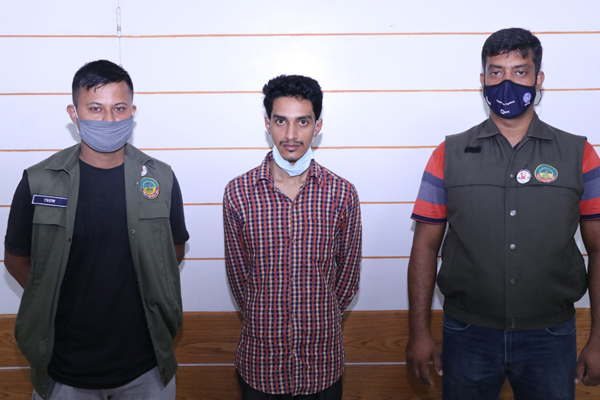 প্রধানমন্ত্রীর ব্যক্তিগত সহকারী পরিচয়ে প্রতারণার অভিযোগে যুবক গ্রেফতার
