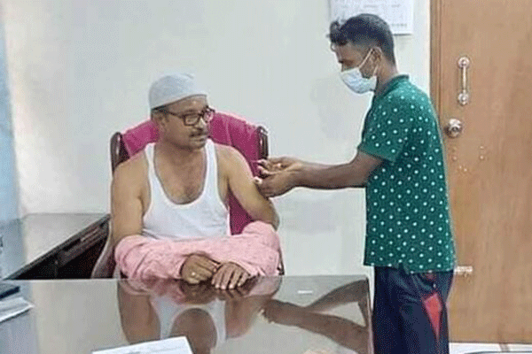 বাসায় বসে টিকা নিলেন উপজেলা চেয়ারম্যান