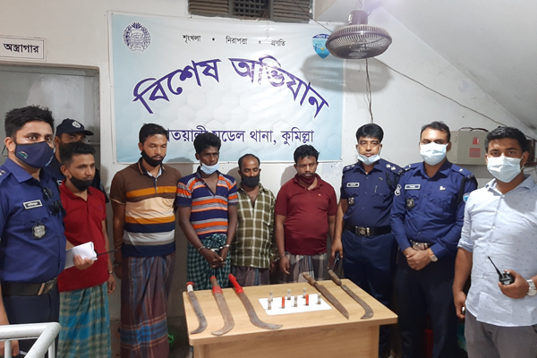 কুমিল্লায় রামদা, গুলিসহ গ্রেফতার ৫