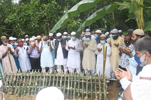 আওয়ামী লীগ নেতার কবর জিয়ারত করলেন হুইপ স্বপন

