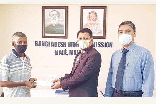 মালদ্বীপে অসুস্থ প্রবাসীকে বিমান টিকিট হস্তান্তর

