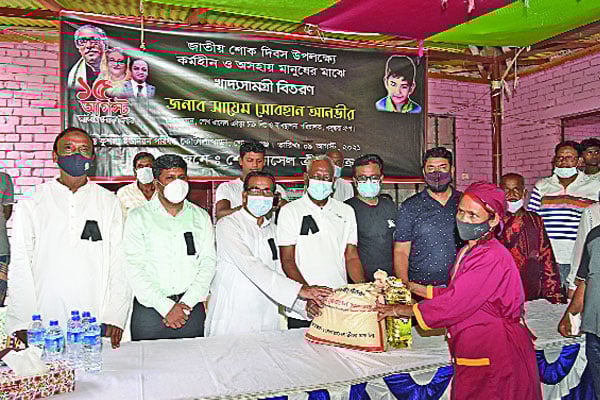 কোটালীপাড়ায় শেখ রাসেল ক্রীড়া চক্রের খাদ্যসামগ্রী বিতরণ