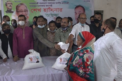 
বরিশাল নগরীর অসহায়-দুঃস্থ মানুষের মাঝে প্রধানমন্ত্রীর উপহার সামগ্রী বিতরণ