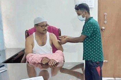 বাসায় বসে টিকা নিলেন উপজেলা চেয়ারম্যান