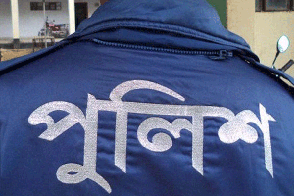 ফেনীতে ডাকাতির অভিযোগে ডিবির ওসিসহ ৬ পুলিশ কর্মকর্তা গ্রেফতার