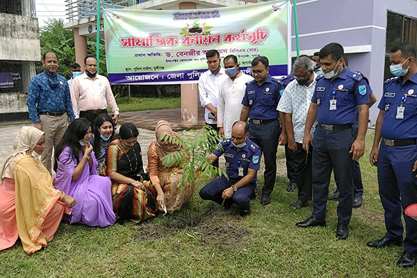 মুন্সীগঞ্জ জেলা পুলিশের উদ্যোগে বৃক্ষরোপণ কর্মসূচি