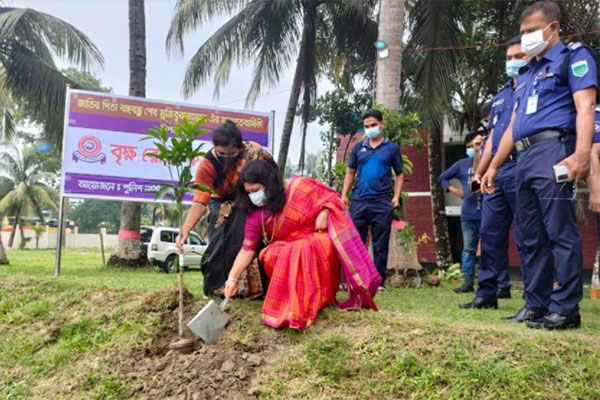 নাটোরে পুলিশের বৃক্ষরোপণ কর্মসূচি 