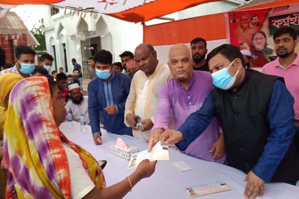 কালিয়াকৈরে করোনায় কর্মহীন মানুষের মাঝে আর্থিক সহায়তা