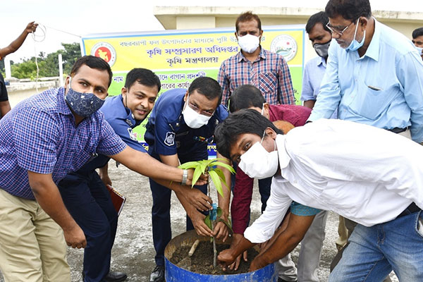 দিনাজপুরে বৃক্ষরোপণ পুলিশের