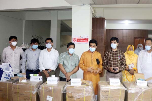 গুরুদাসপুর উপজেলা স্বাস্থ্য কমপ্লেক্সে চিকিৎসা সামগ্রী প্রদান