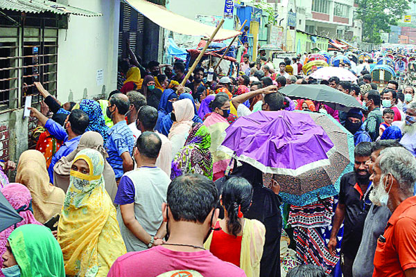 টিকা নিতে আসা মানুষের ভিড়
