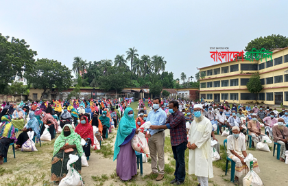 পাবনায় বসুন্ধরা গ্রুপের খাদ্যসামগ্রী পেল ১১শ' দুস্থ পরিবার