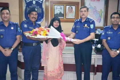 স্যালুট দিয়ে ভাইরাল সেই বাবা-মেয়েকে সংবর্ধনা