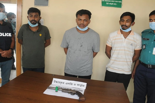 অস্ত্রসহ আটক হুইপের ভাইয়ের বাড়ির কেয়ারটেকার

