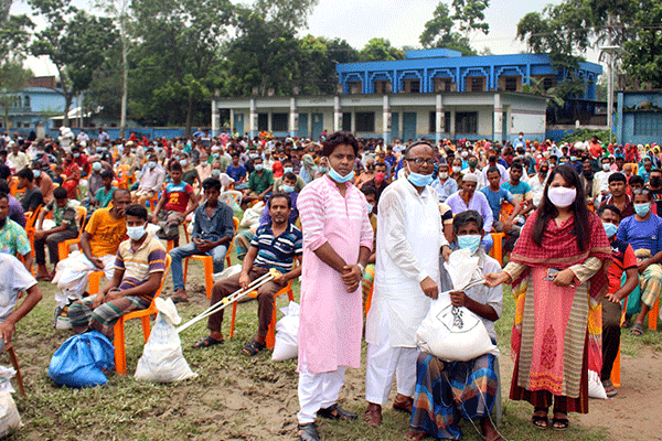 শিবগঞ্জে সহস্রাধিক শ্রমিক পরিবার পেল প্রধানমন্ত্রীর খাদ্য সহায়তা