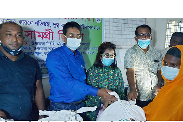 ডোমারে দুস্থ ও অসহায় পরিবারে খাদ্য সামগ্রী বিতরণ