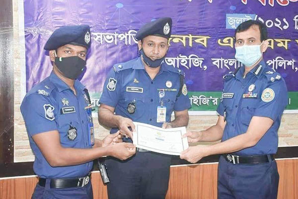 বরিশাল রেঞ্জের বিভিন্ন পদমর্যাদার ৫ পুলিশ কর্মকর্তাকে সন্মাননা 