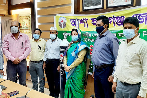হবিগঞ্জে জেলা প্রশাসকের কাছে অক্সিজেন সিলিন্ডার প্রদান