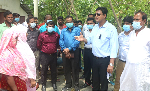 বরিশালে আশ্রয়ন প্রকল্পের ক্ষতিগ্রস্ত ঘর মেরামত কাজ পরিদর্শনে জেলা প্রশাসক 