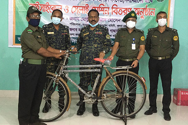 খুলনায় ওয়ার্ড আনসার কমান্ডার 
ও দলনেতাদের মাঝে সাইকেল বিতরণ 