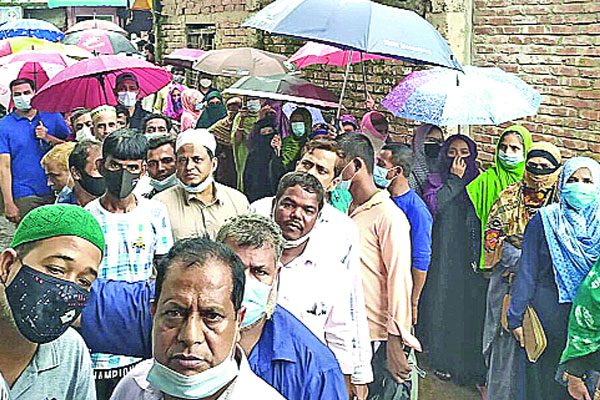 চট্টগ্রামের টিকাদান কেন্দ্রে বিশৃঙ্খলা-অব্যবস্থাপনা   