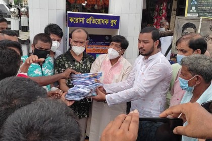 পটিয়ায় করোনা প্রতিরোধী বুথ স্থাপন ও সংবাদপত্র হকারদের মাঝে উপহার সামগ্রী বিতরণ কেন্দ্রীয় যুবলীগ নেতার