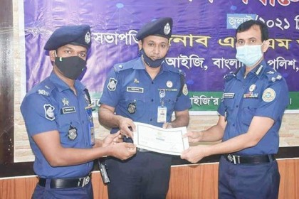 বরিশাল রেঞ্জের বিভিন্ন পদমর্যাদার ৫ পুলিশ কর্মকর্তাকে সন্মাননা 
