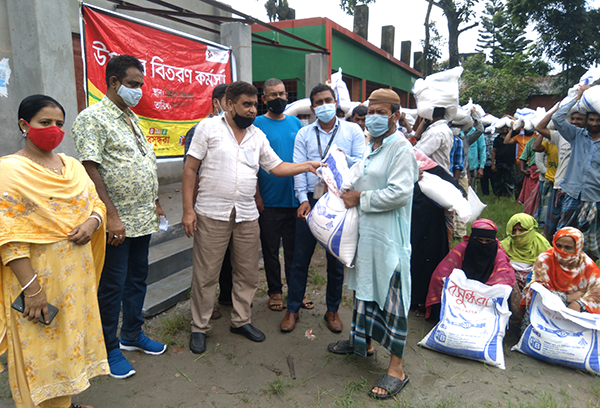 কিশোরগঞ্জে দুস্থ মানুষদের মাঝে বসুন্ধরা গ্রুপের খাদ্য সহায়তা