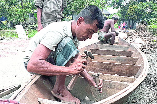হাতুড়ির শব্দে মুখর নৌকার গ্রাম
