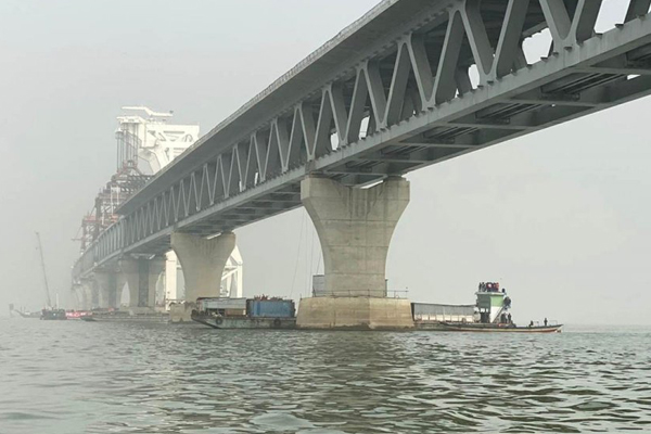 পদ্মা সেতুতে ধাক্কা দেওয়া কাকলী ফেরির মাস্টার ও সুকানি বরখাস্ত